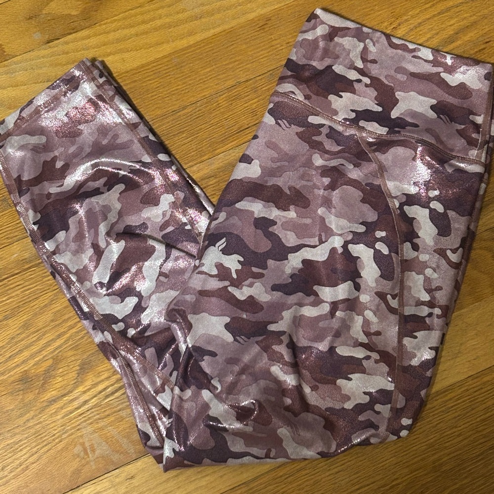 Fabletics Powerhold Pink Camouflage‎ Capri Leggings Women’s Size Large